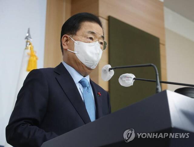  12月29日，在位于首尔钟路区的外交部大楼，韩国外长郑义溶与记者座谈。图自韩联社