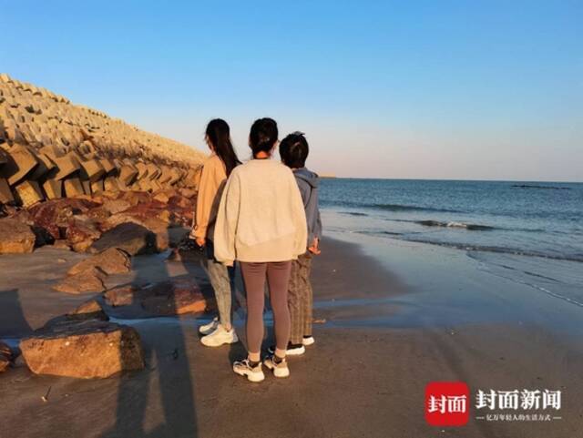 母女三人伫立在海边