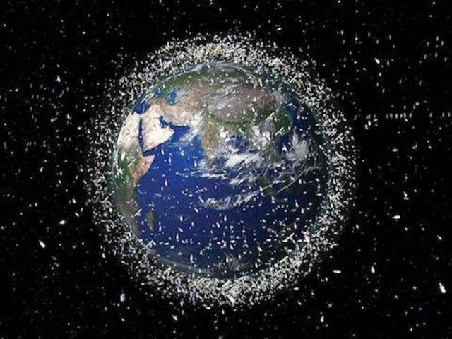 地球周围卫星和空间碎片的可视化图图据NASA