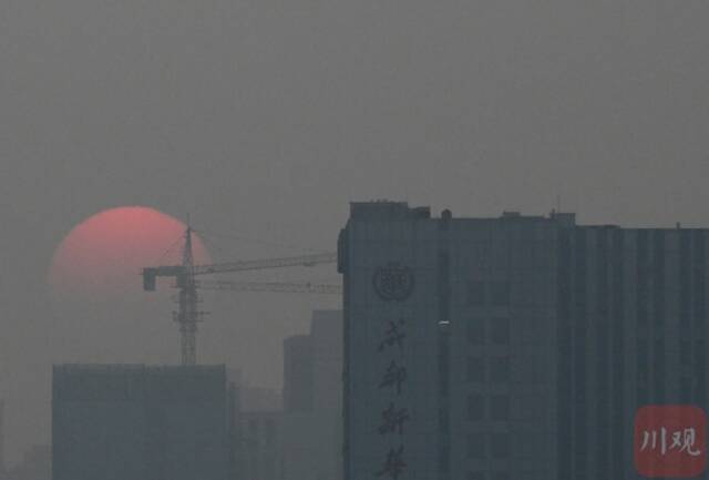 出太阳了！成都今晨天空上演“日月同框”景象