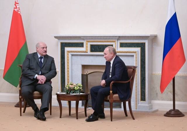 当地时间2021年12月29日，俄罗斯圣彼得堡，俄罗斯总统普京会见来访的白俄罗斯总统卢卡申科。俄白两国计划于2022年2月或3月举行联合军演。视觉中国图