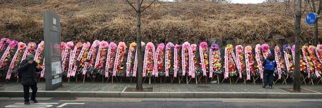 朴槿惠获释后暂不出院，医院门口粉丝送的花环一眼望不到头