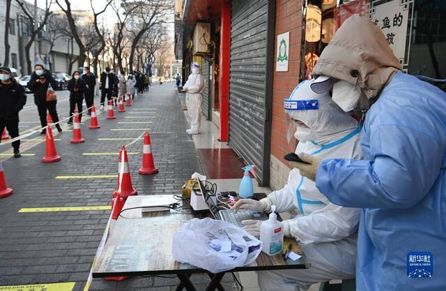 12月29日，市民在西安市皇城西路排队进行核酸检测。新华社记者陶明摄