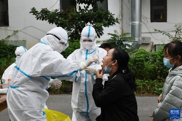 12月27日，居民在云南省景洪市一处检测点进行核酸检测。新华社发（李云生摄）