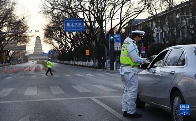 12月29日，民警在西安市雁塔北路执勤。新华社记者陶明摄