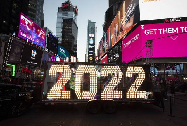 这是12月20日在美国纽约时报广场拍摄的数字“2022”的灯光装置。新华社记者王迎摄