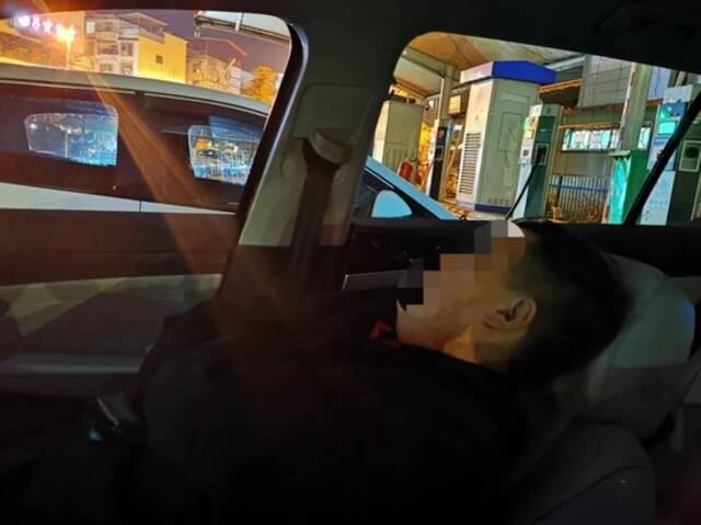 等待车辆充电时在车里睡着的司机图片来源：受访者供图