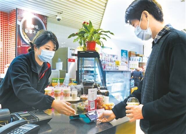 在上海交通大学医学院附属同仁医院员工食堂，员工通过数字人民币“硬钱包”支付。新华社记者刘颖摄