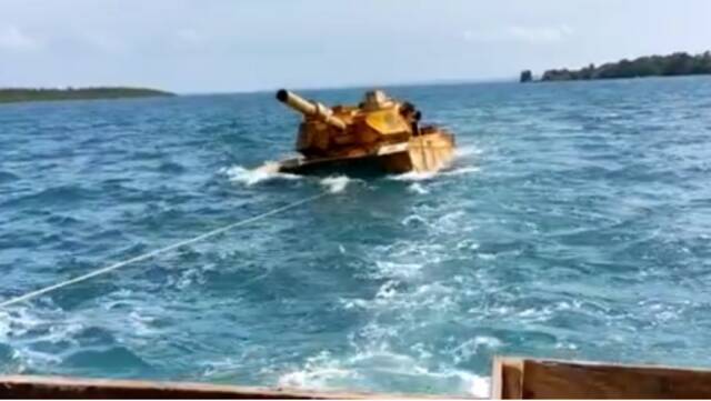 印尼军方拖走该坦克模型的现场画面截图