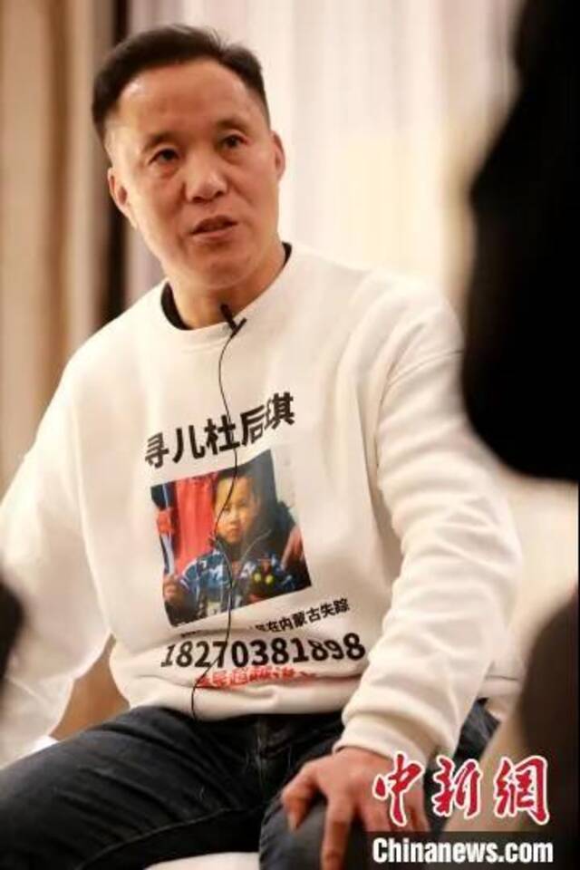电影《亲爱的》原型人物、与孙海洋同为寻亲好友的杜小华，仍在寻找于2011年失踪的儿子。梁犇摄