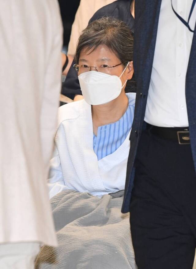 韩国前总统朴槿惠被特赦获释：出狱流程病房内进行，将继续接受治疗