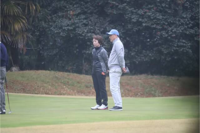 她和中国大使打高尔夫，有人不高兴