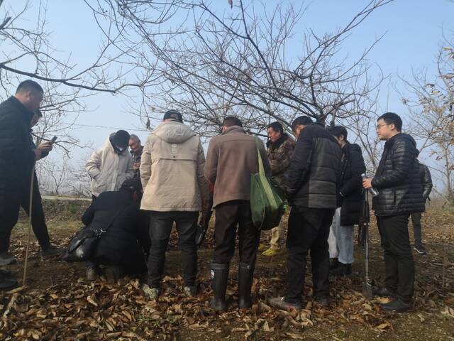12月13日，众人在林场村听梁飞讲解猎陨技巧。新京报记者李冰洁摄