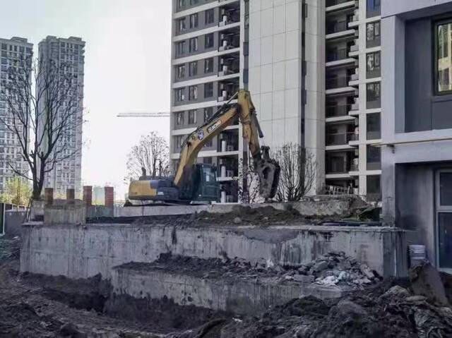 有购房人称，滨江御虹府的工地内建起多处地上配电房。图片来源受访者供图