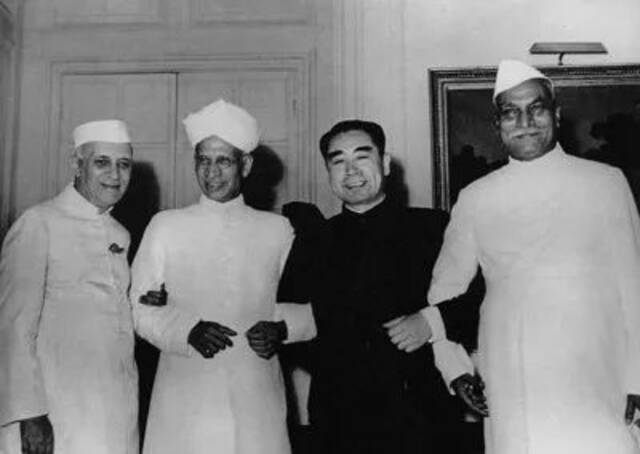 资料图：1954年6月下旬，周恩来应邀访问印度时，和印度总统普拉沙德（右一）、副总统拉达克里希南（右三）、总理尼赫鲁合影