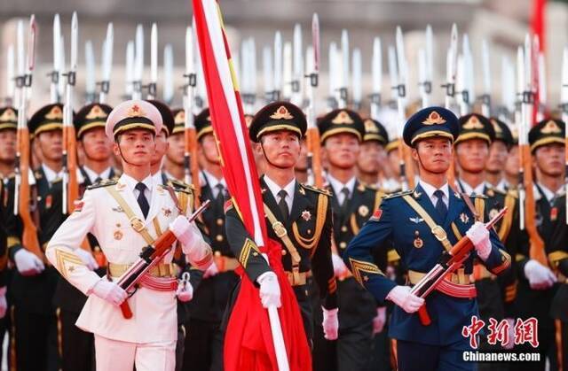 资料图：2021年7月1日上午，庆祝中国共产党成立100周年大会在北京天安门广场隆重举行。图为国旗护卫队准备升旗。中新社记者杜洋摄