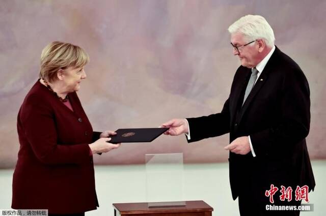 2021年10月26日，德国总统施泰因迈尔将任期结束通知正式交给时任总理默克尔。