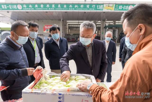 沈晓明：认真践行以人民为中心的发展思想 确保群众健康安全欢乐祥和过节