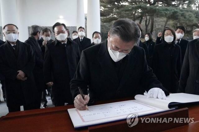 1月1日，韩国国立首尔显忠院，文在寅参拜显忠塔并在留言簿上题词。图自韩联社