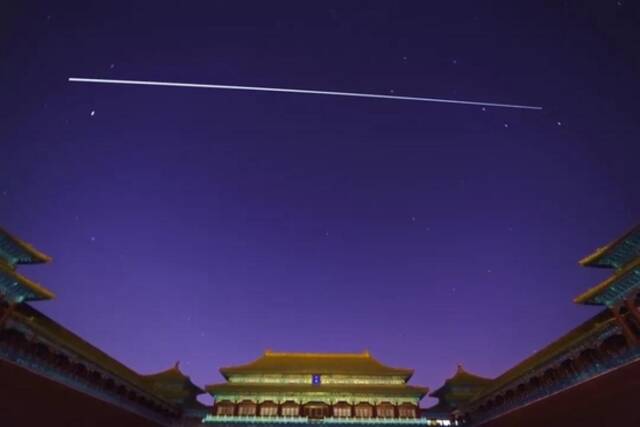 2021年11月19日，在北京故宫午门拍摄的中国空间站过境照片（轨迹为多张照片堆栈）。新华社记者邢广利摄