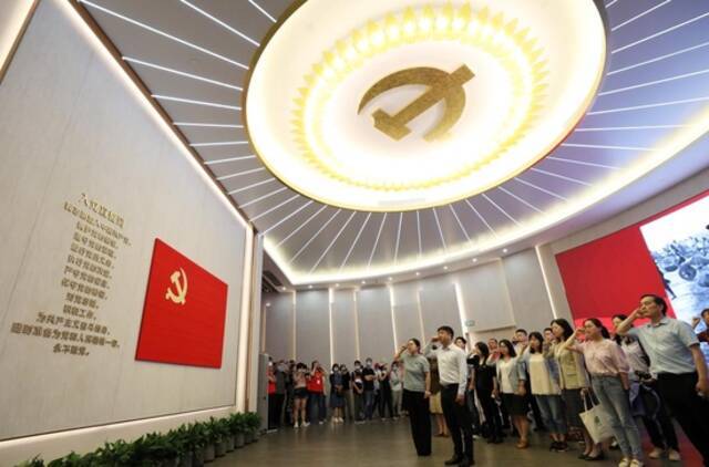 2021年6月3日，党员在全新开馆的上海中共一大纪念馆里重温入党誓词。新华社记者刘颖摄