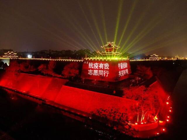 ↑12月25日拍摄的为抗击疫情加油鼓劲的夜景灯光（无人机照片）。