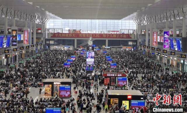 资料图：上海虹桥站候车大厅内，旅客们在有序候车。王程伟摄