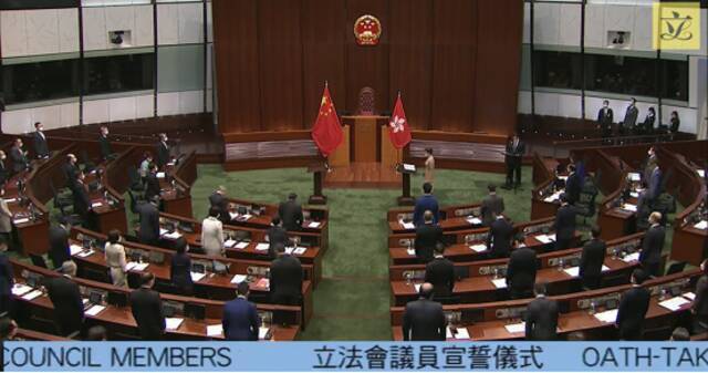 港媒称，国徽国旗区旗同见证，本次立法会议员宣誓大不同（图片来源：港媒）