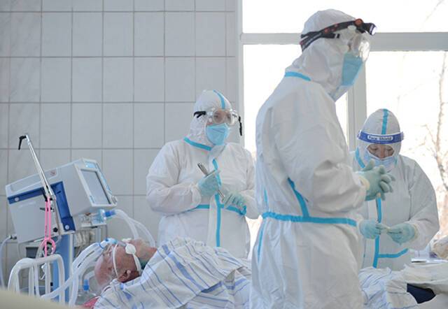 当地时间2021年12月23日，俄罗斯伯力，医务人员在医院照料新冠感染者。本文图片人民视觉资料图