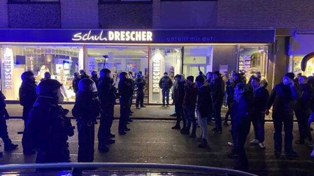 施韦因富尔特街头与警察对峙的反防疫人士图：明镜