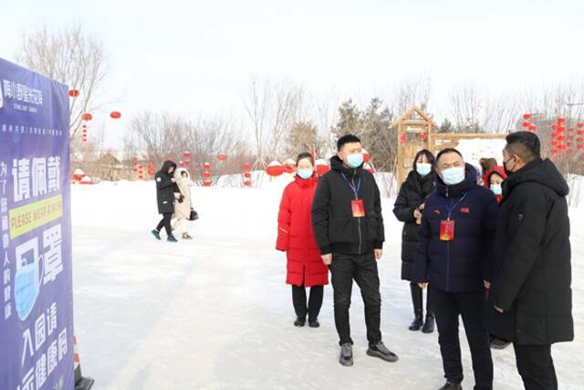 元旦期间正值冰雪旅游旺季，吉林省梅河口市纪委监委深入景区一线督导检查相关单位落实行业监管责任和疫情防控要求情况。（吉林省梅河口市纪委监委供李星东摄）