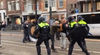 阿姆斯特丹爆发反对政府防疫措施的抗议活动（现场视频截图）
