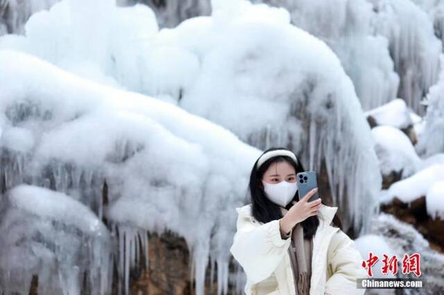 2022年1月3日，元旦假期，河南省北部的世界地质公园云台山内冰瀑冰挂景观吸引游人。中新社发石光明摄图片来源：CNSPHOTO