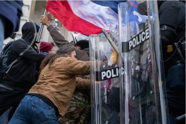 ↑国会大厦外的人群与警察发生冲突。
