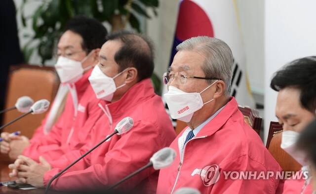 1月3日，在国民力量中央选举对策委员会会议上，选举对策委总括委员长金钟仁（右二）正在发言。（图源：韩媒）