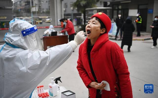 1月4日，居民在西安市新城区新民社区进行核酸采样。新华社记者陶明摄