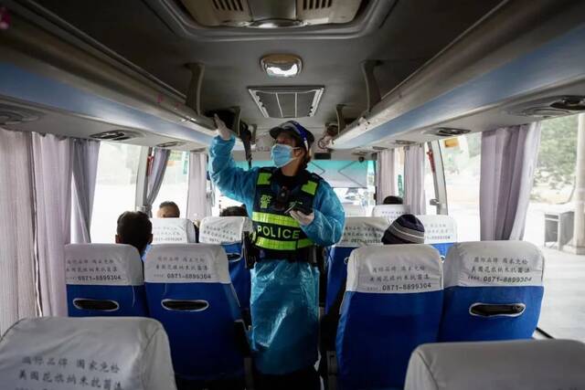 2021年12月20日，云南西双版纳边境管理支队关坪查缉点，民警们对过路的车辆进行逐一检查。新京报记者郑新洽摄