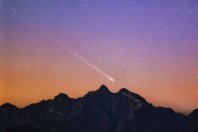  2021年12月28日的伦纳德彗星，孙思摄于北京|夜空中国