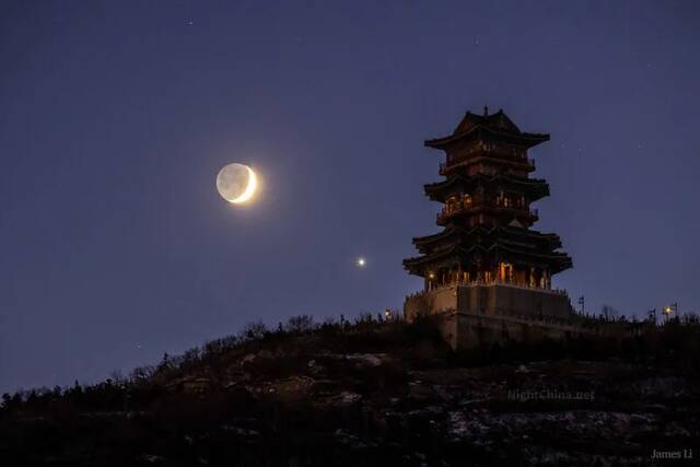 2021年11月8日的金星伴月，公爵摄于北京|夜空中国