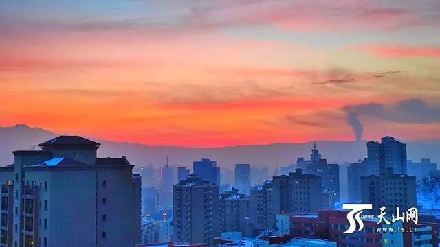 1月5日早晨，朝霞映红了天空。天山网-新疆日报记者张万德摄