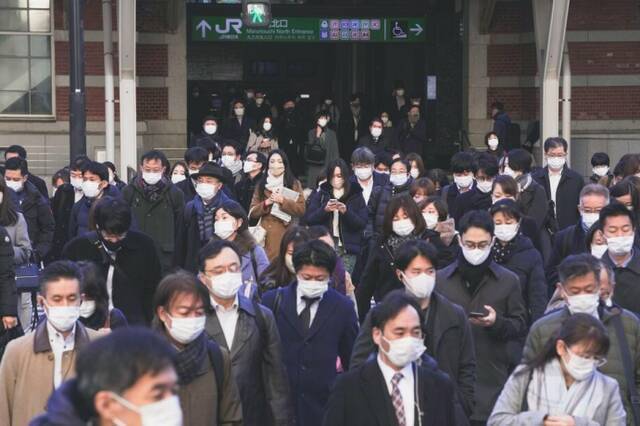 日本东京4日，人们带着口罩出勤（图片来源：日媒）