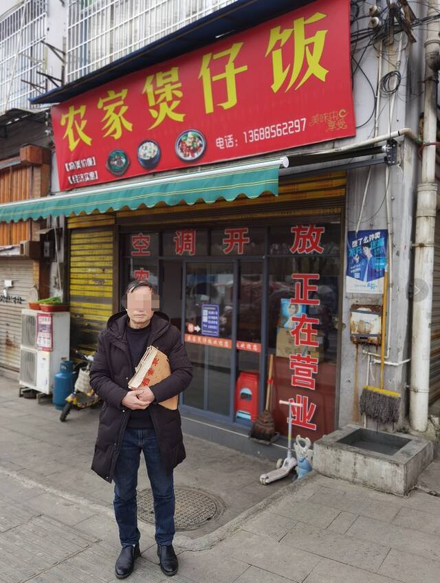 事发两日后，举报人姚绍林在事发饭店门口。受访者供图