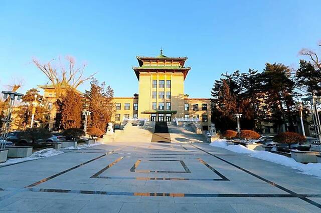 今日小寒  小寒料峭浮旧雪 冰肌澎湃奏新乐