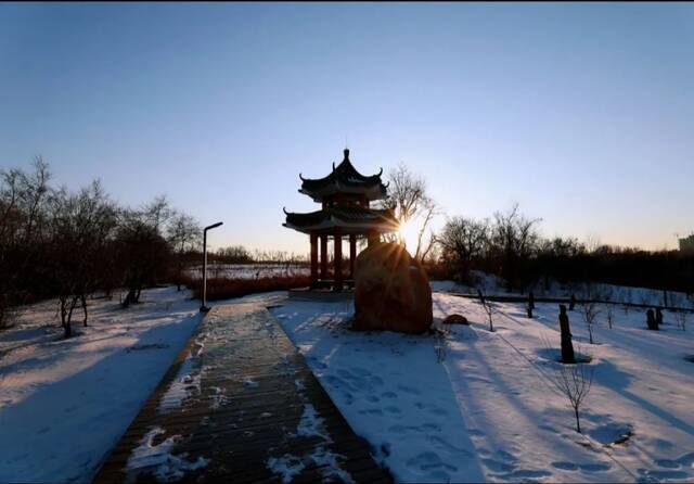 今日小寒  小寒料峭浮旧雪 冰肌澎湃奏新乐