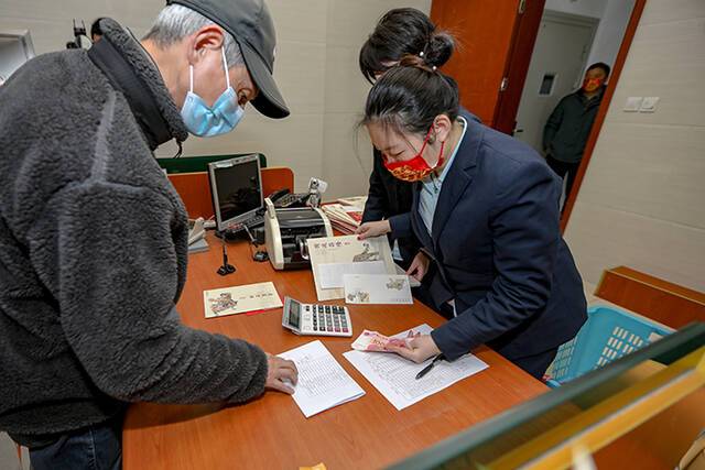 当天上午，邮迷前来购买《壬寅年》特种邮票。