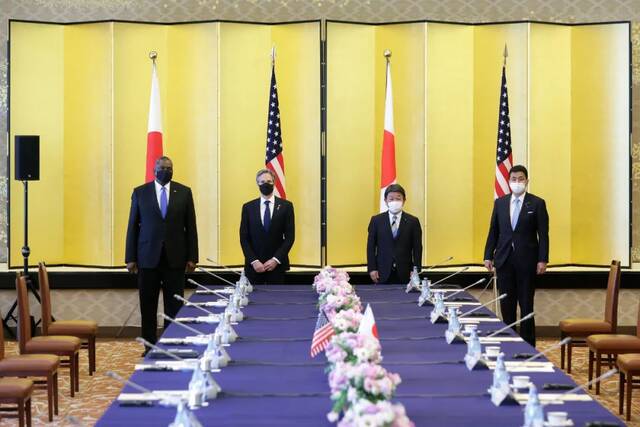 2021年3月16日，美国国务卿安东尼·布林肯（左二）和国防部长劳埃德·奥斯汀（左一）与时任日本外务大臣茂木敏充（右二）和防卫大臣岸信夫（右一）一同在日本东京出席“2+2”会谈。新华社发（Pool图片，太田洁摄）