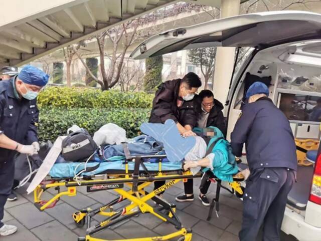 上海地铁一乘客心脏骤停，急救不当致死？工作人员还跑了？