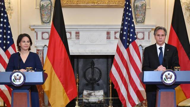 德国外交部长贝尔伯克（左）和美国国务卿布林肯