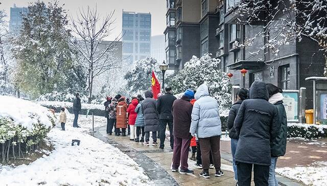  2022年1月5日，河南郑州市开展全员核酸检测。图片来源：视觉中国