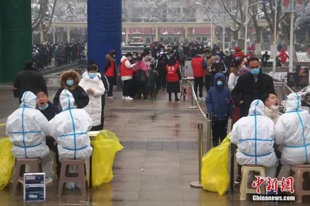 图为郑州市民排队进行核酸检测。中新社记者韩章云摄